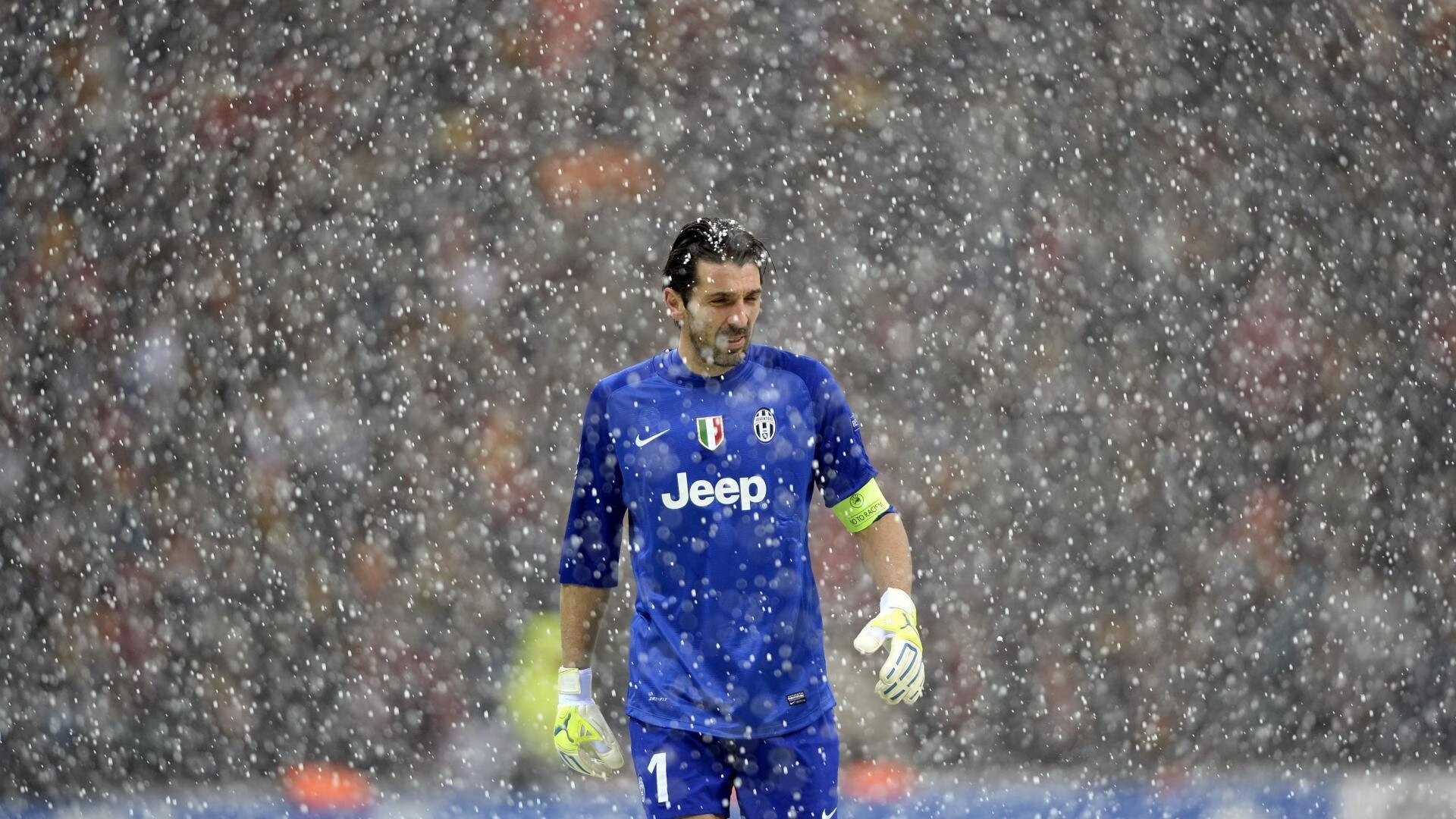 阿扎伦卡十赛季巅峰表现点燃巴塞罗那赛场