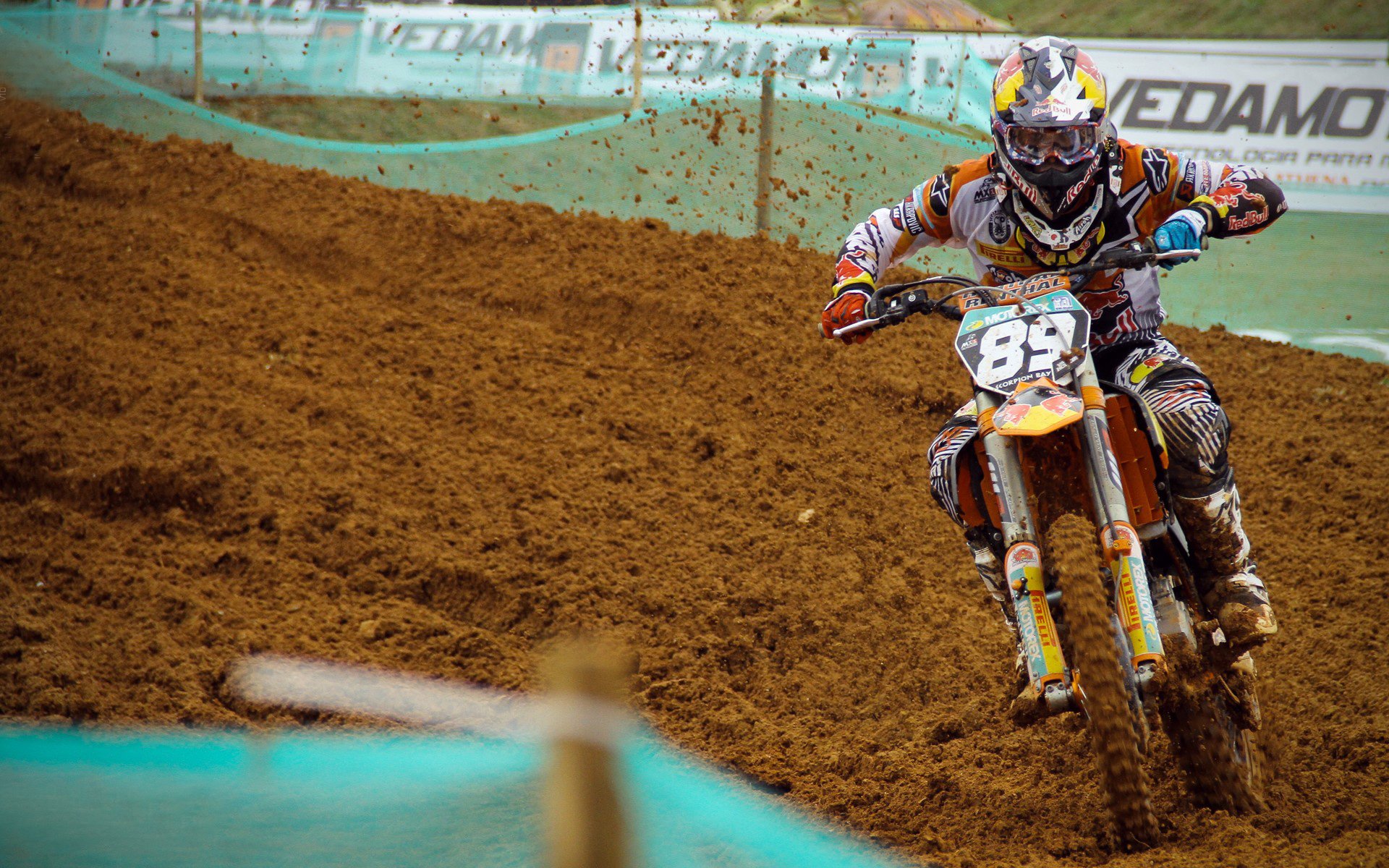 德约科维奇重返赛场，大比分获胜首场状态出色，美国队观众沸腾！全场沸腾不已