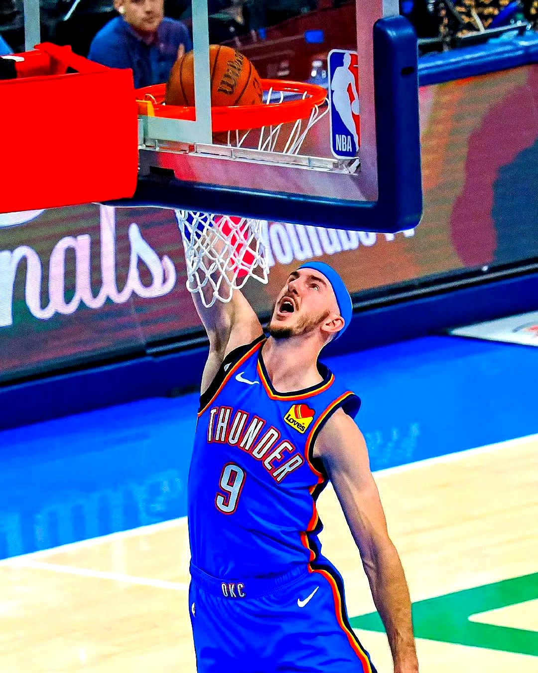 关于广东男篮次回合横扫俄克拉荷马城雷霆，萨拉赫砍下16记关键球，全场沸腾的信息